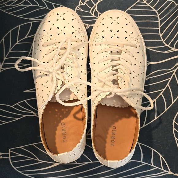Torrid White Faux Leather Laser Cutout Sneakers Size 11 Wide - Picture 2 of 9